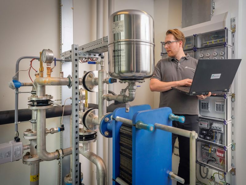 nieuws-energiebesparing-inzicht-medewerker-met-laptop-2000x1438.jpg