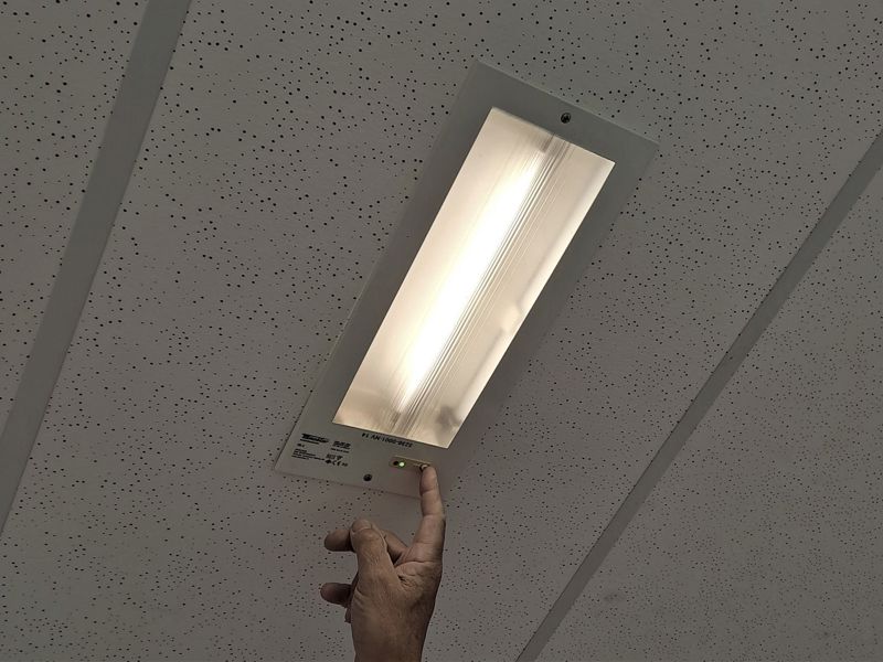 oplossingen-inspecteren-en-keuren-noodverlichting-lamp-2000x1391.jpg