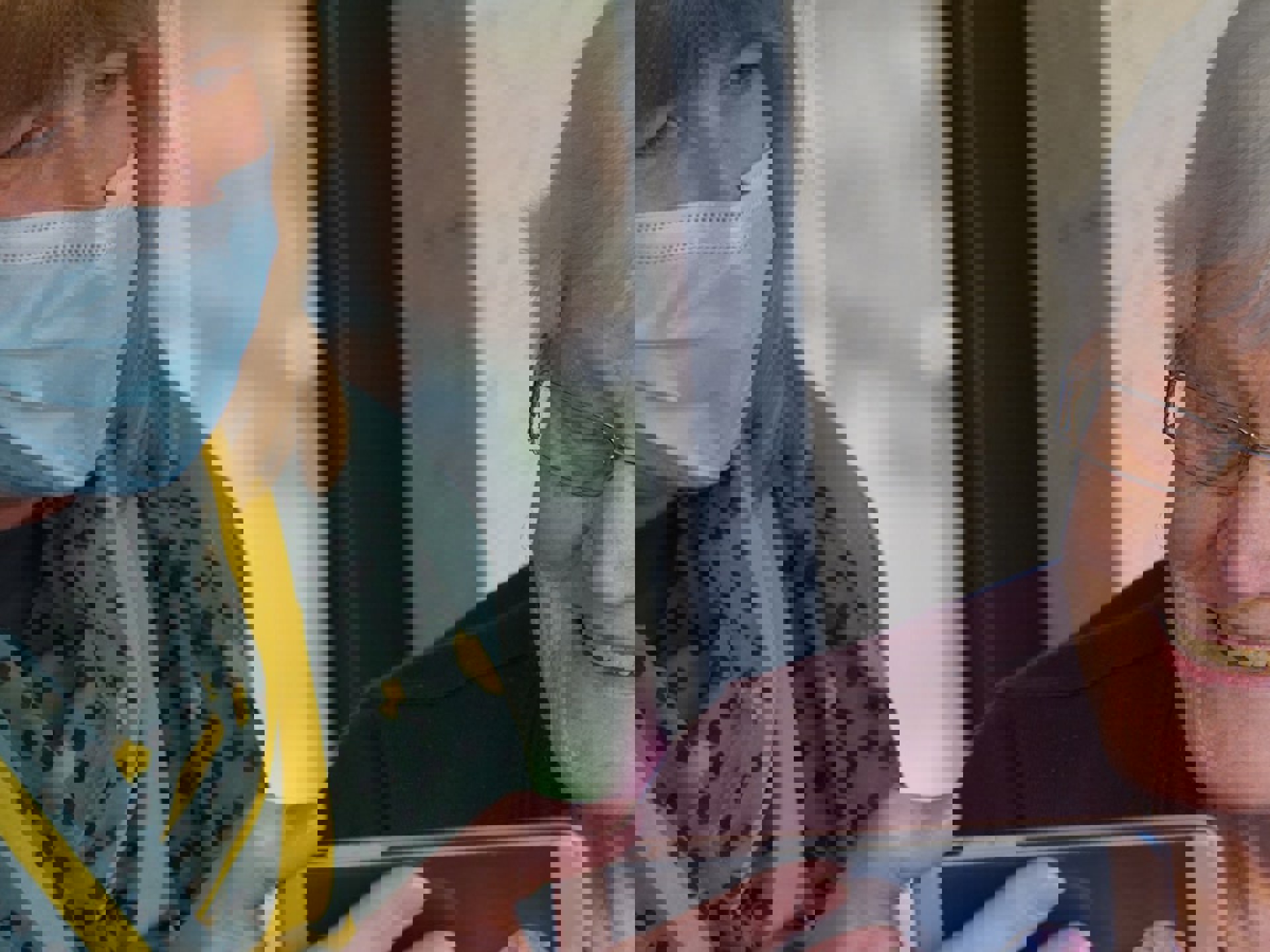 case-tjongerschans-meriant-vrouw-lachend-naar-telefoonscherm-1440x720.jpg