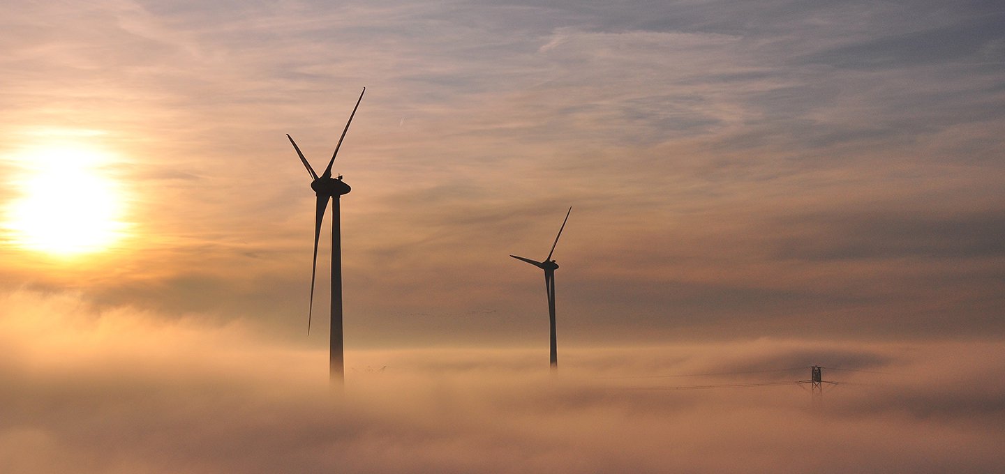 oplossingen-verduurzamen-windmolens-tussen-de-wolken-en-zon-1440x680.jpg
