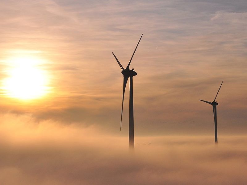 oplossingen-verduurzamen-windmolens-tussen-de-wolken-en-zon-1440x680.jpg