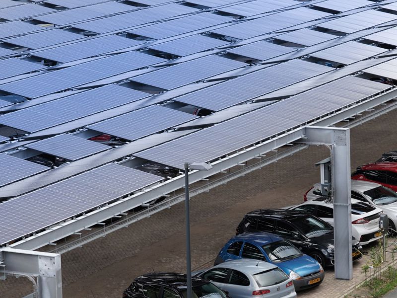 oplossingen-e-mobility-carport-zonnebos-achmea-parkeergarage-met-zonnepanelen-2000x954.jpg