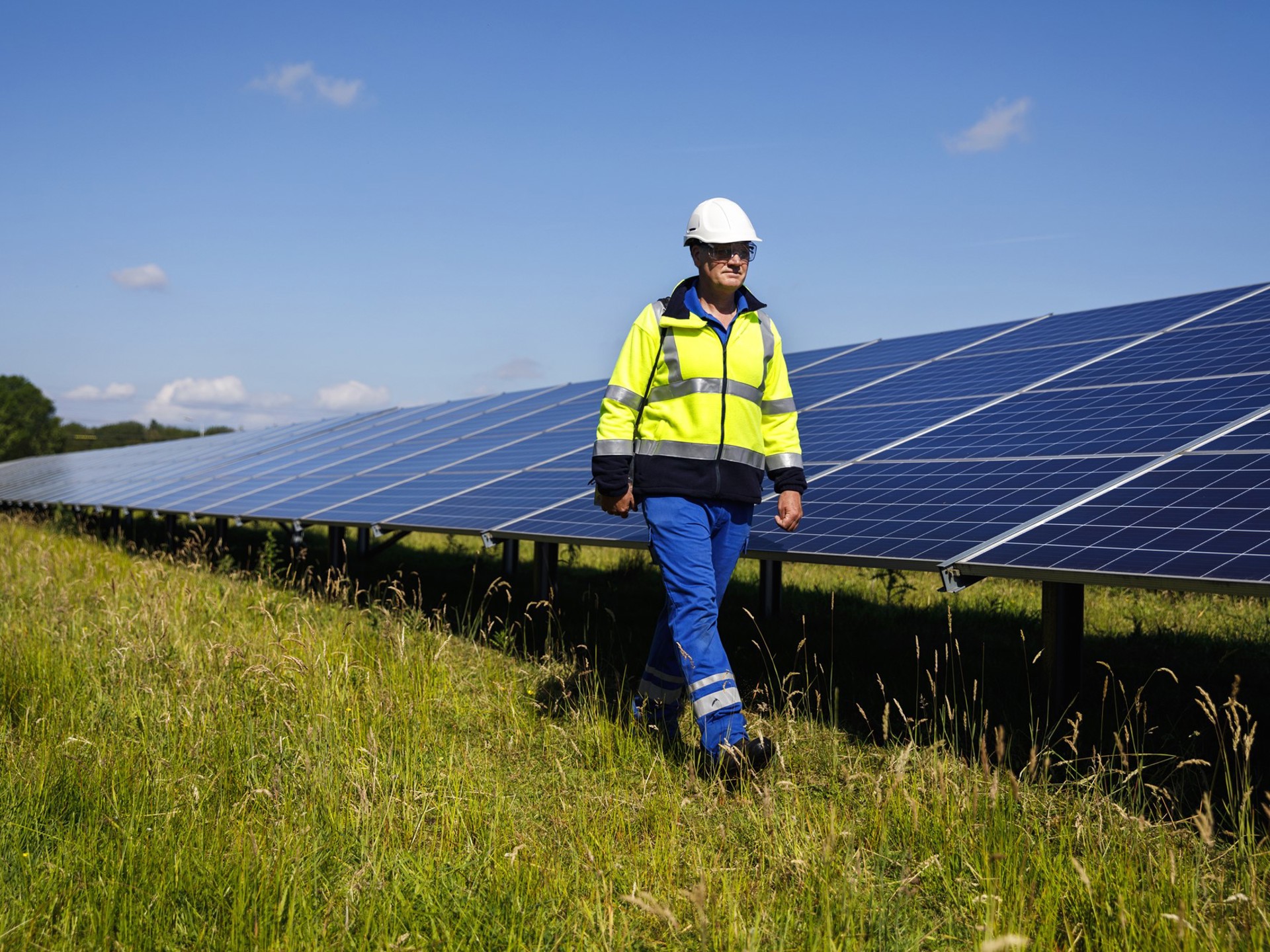 Medewerker Loopt Over Zonnepark EQUANS