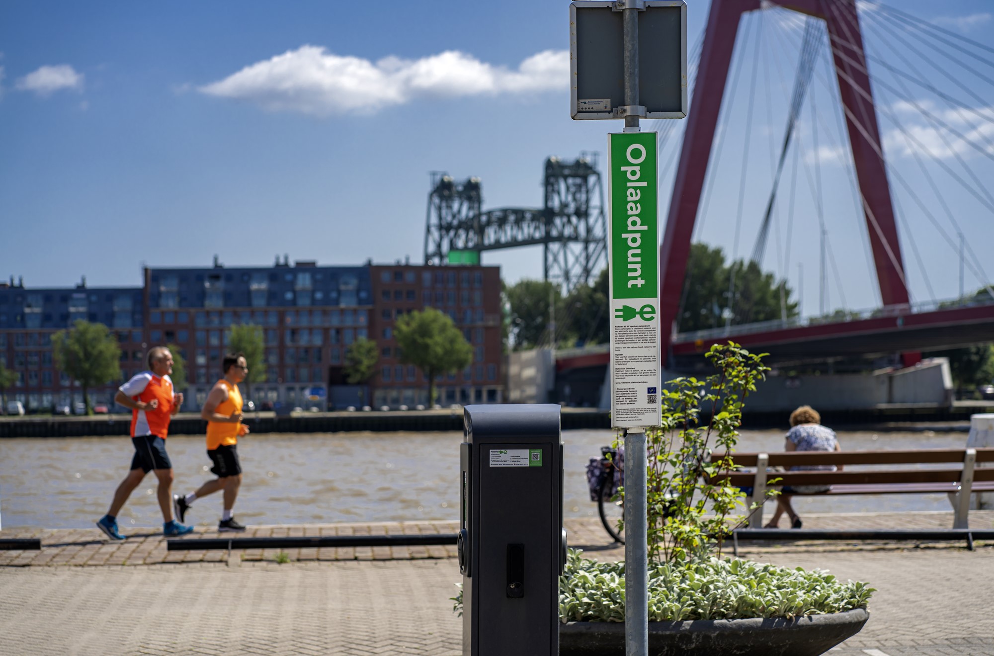 oplossingen-e-mobility-laadpaal-en-hardlopers-bij-brug-rotterdam-2000x1320.jpg