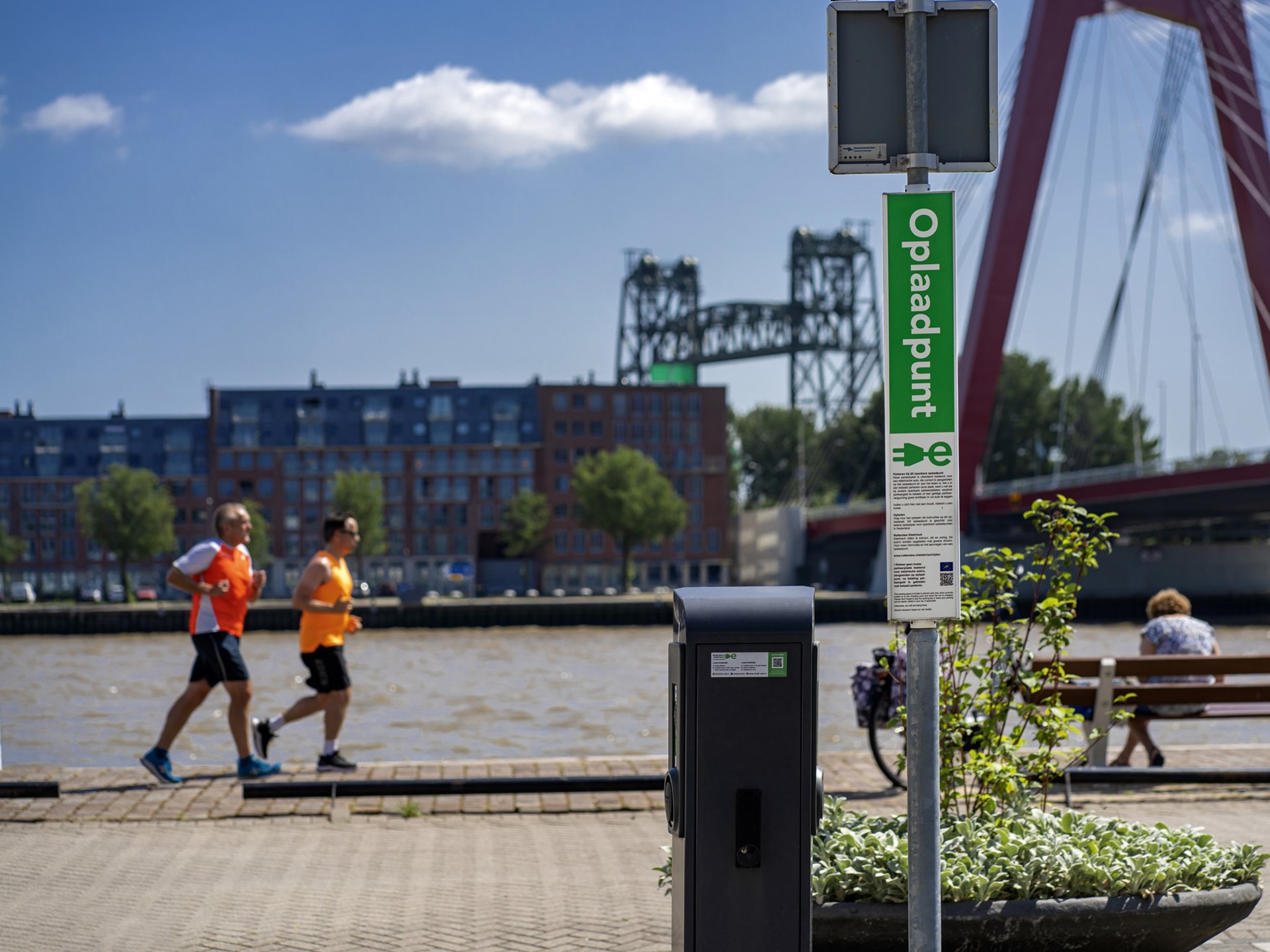 oplossingen-e-mobility-laadpaal-en-hardlopers-bij-brug-rotterdam-2000x1320.jpg