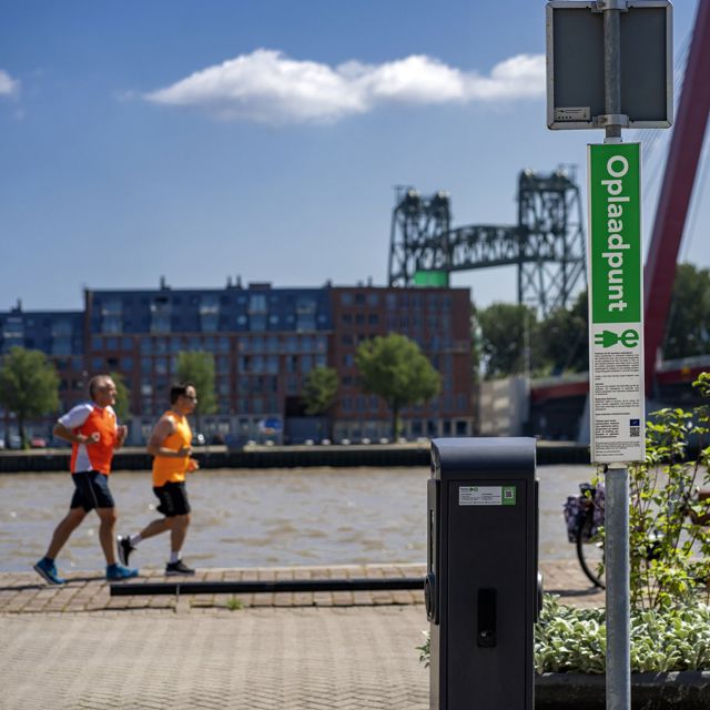 oplossingen-e-mobility-laadpaal-en-hardlopers-bij-brug-rotterdam-2000x1320.jpg