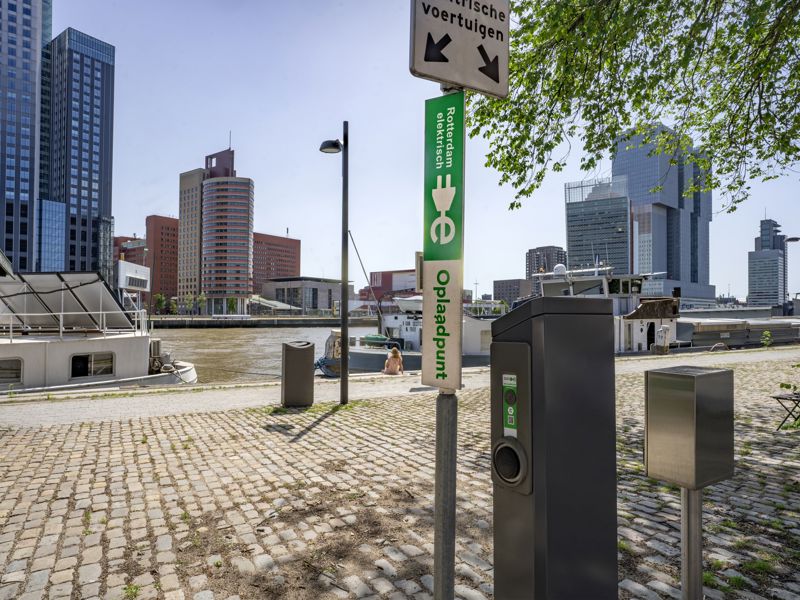 oplossingen-e-mobility-laadpaal-bij-water-rotterdam-2000x1333.jpg