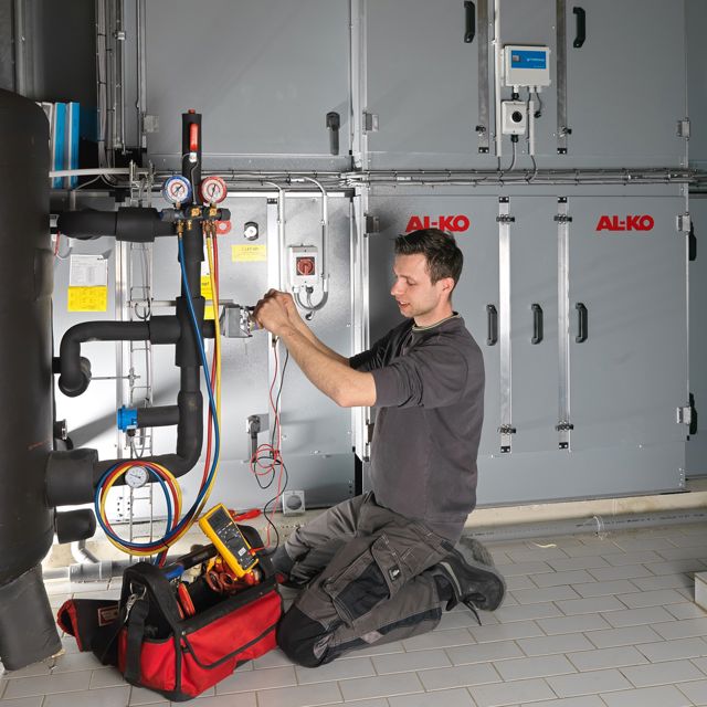 Jeroen Van Ijs Werkt Aan Installatie 72 Dpi
