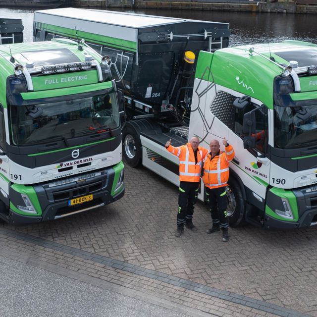 case-van-der-wiel-elektrische-vrachtwagens-twee-medewerkers-2000x1064.jpg