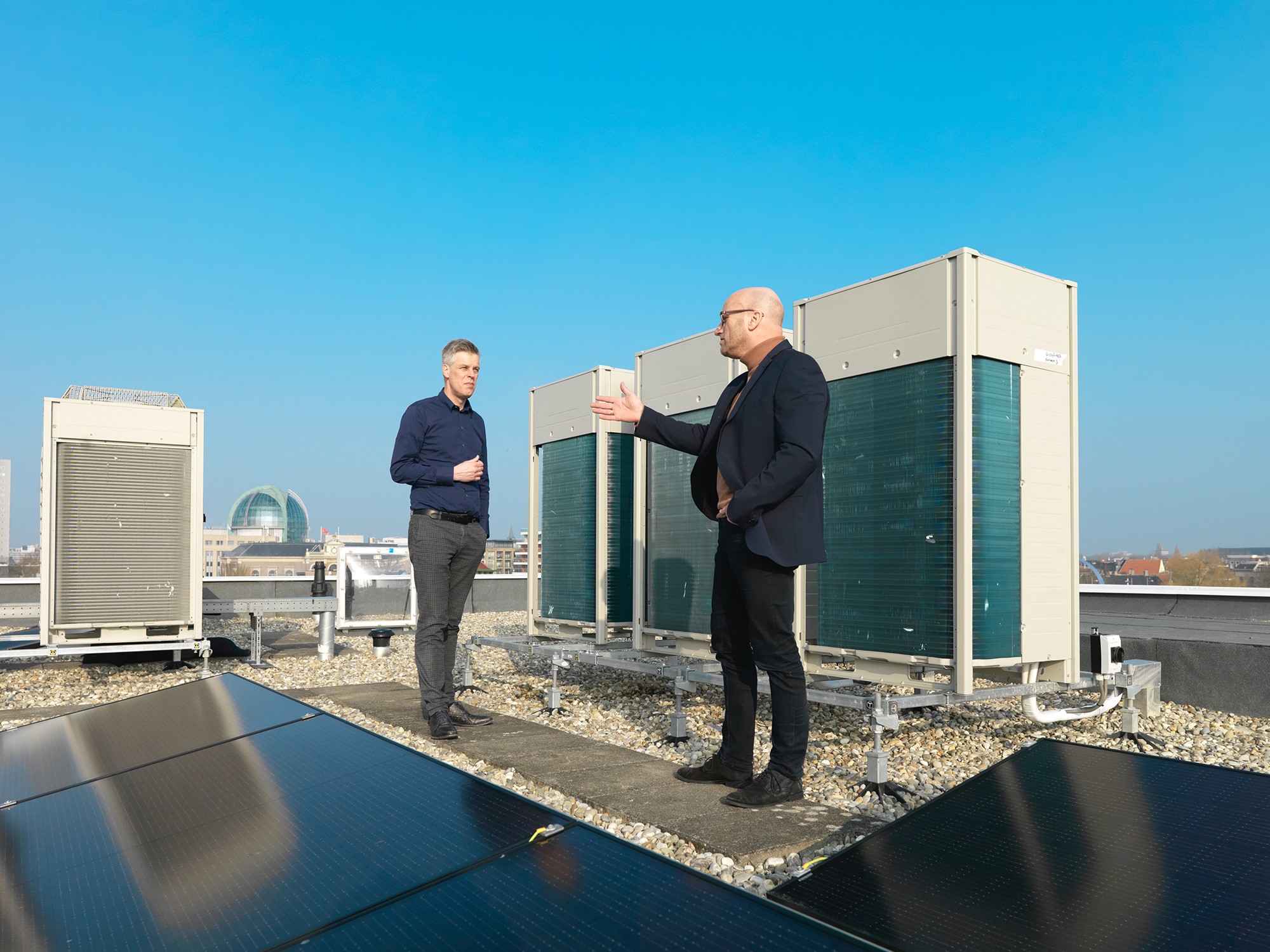 oplossingen-asset-management-jan-en-hans-in-gesprek-op-dak-kredietbank-leeuwarden-2000x1500.jpg