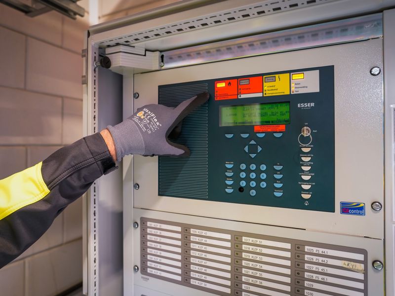 oplossingen-fire-safety-arm-wijst-naar-kast-met-scherm-2000x1258.jpg