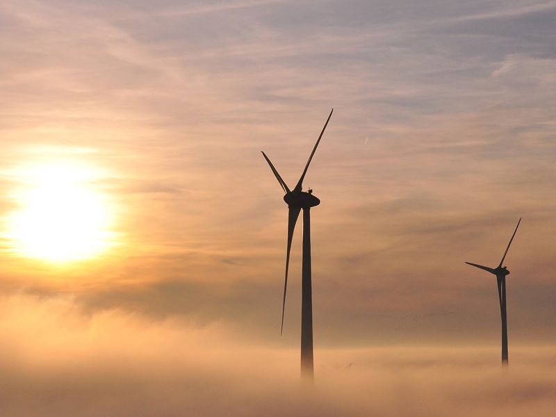 oplossingen-e-mobility-windmolens-wolken-zonnig-2000x910.jpg