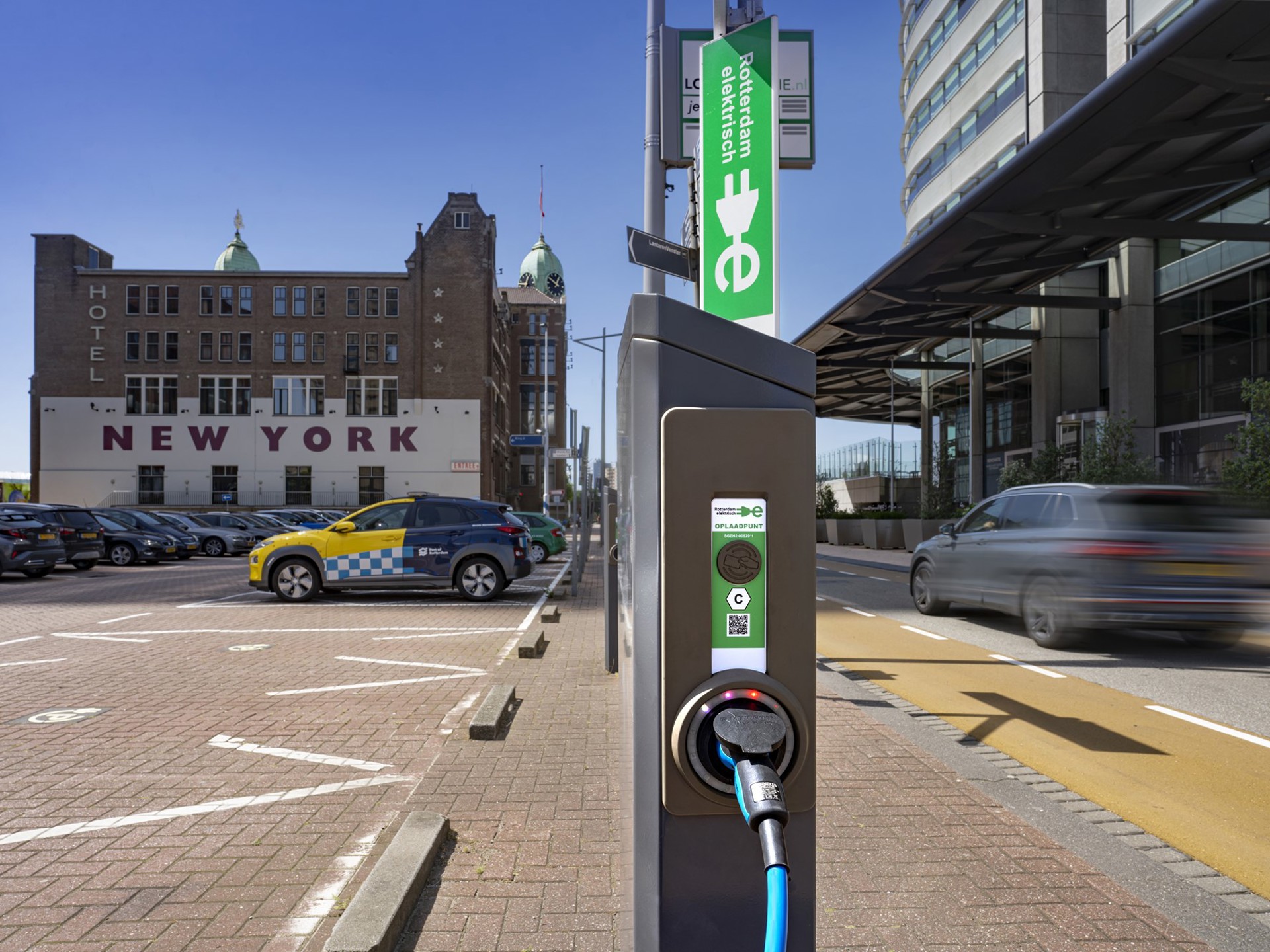 oplossingen-e-mobility-laadpaal-bij-de-weg-rotterdam-2000x1333.jpg