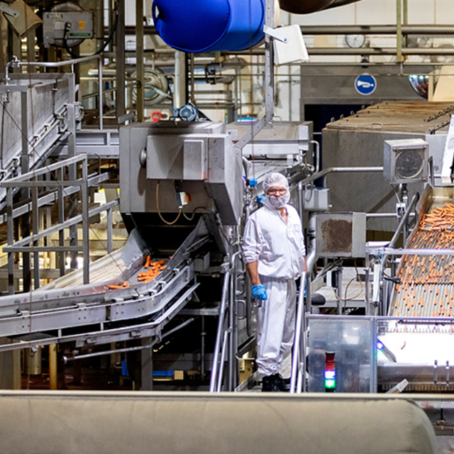 markt-food-en-beverage-header-fabriek-binnen-medewerker-wortels-1024x484.jpg