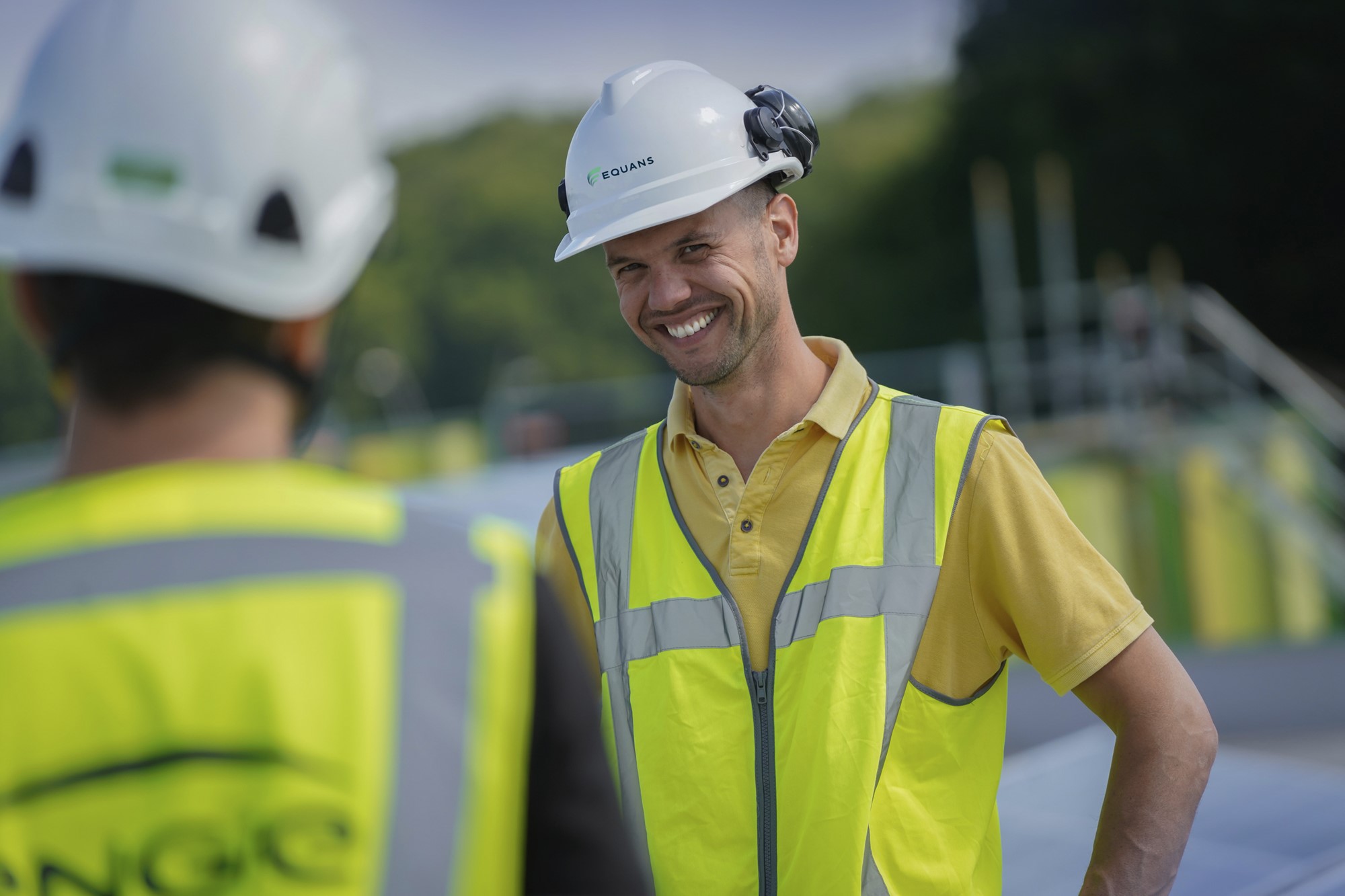 nieuws-equans-circulaire-onderkleding-medewerker-met-helm-en-hesje-lachend-2000x1333.jpg