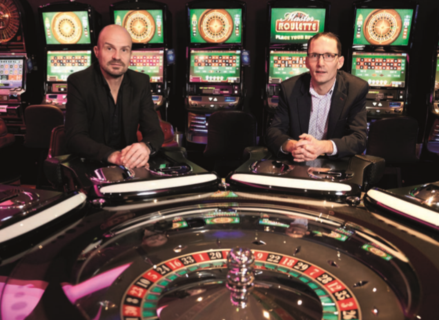 case-holland-casino-header-twee-mannen-bij-casinotafel-1440x1049.jpg