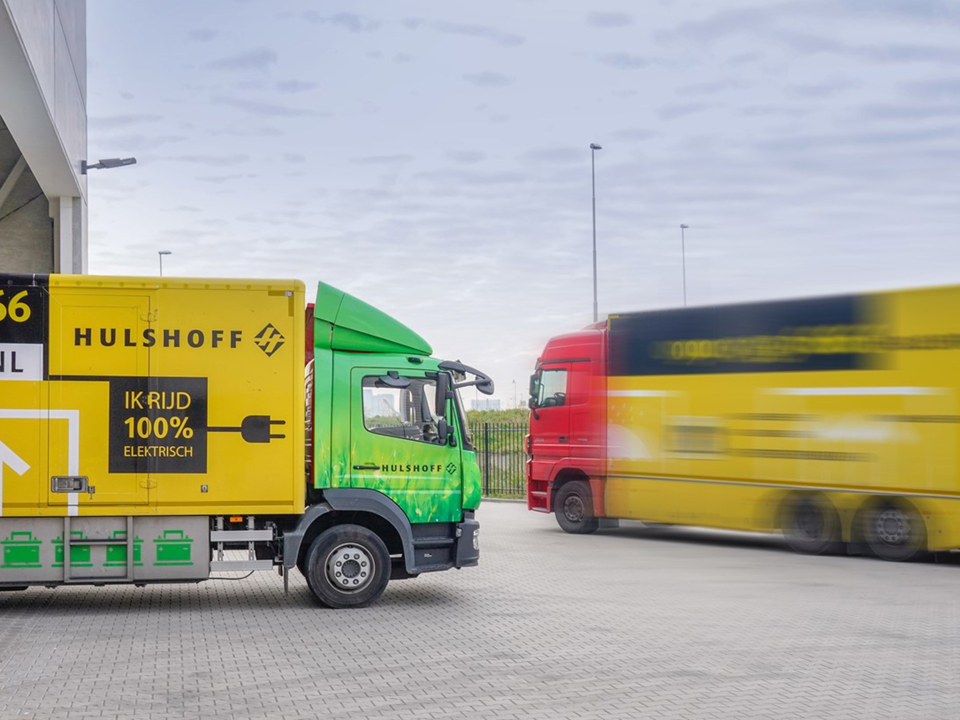 case-hulshoff-twee-vrachtwagens-zijaanzicht-2000x815.jpg