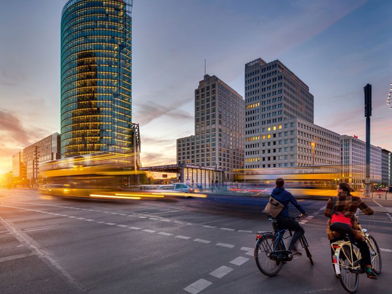 markt-commercial-real-estate-header-flats-met-verkeer-fietsen-en-trein-2000x1250.jpg