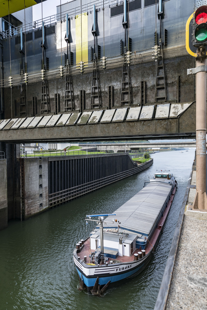 markt-infra-virtual-bridge-schip-sluis-amsterdam-rijnkanaal-720x1080.jpg
