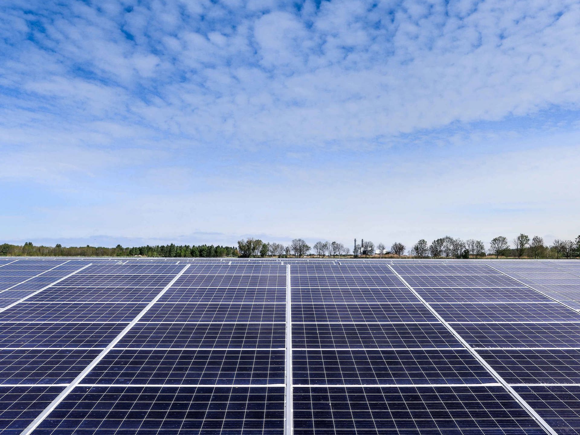 thema-elektrificatie-zonnepanelen-met-blauwe-lucht-wolken-4178x3529.jpg