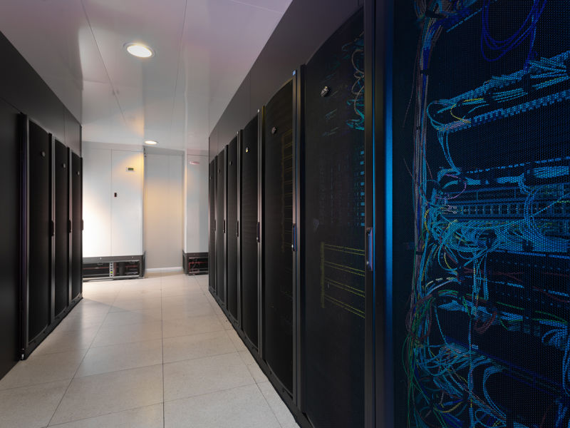 oplossingen-datacenters-servers-gang-2000x1334.jpg