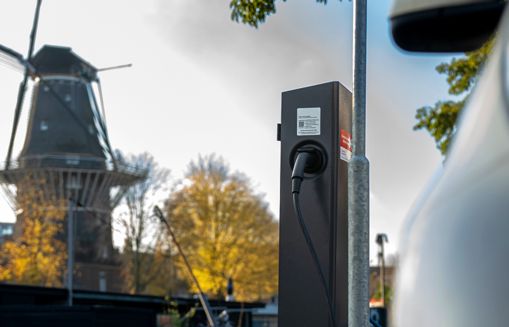 nieuws-amsterdam-equans-laadnetwerk-molen-met-laadpaal-1680x1080.jpg