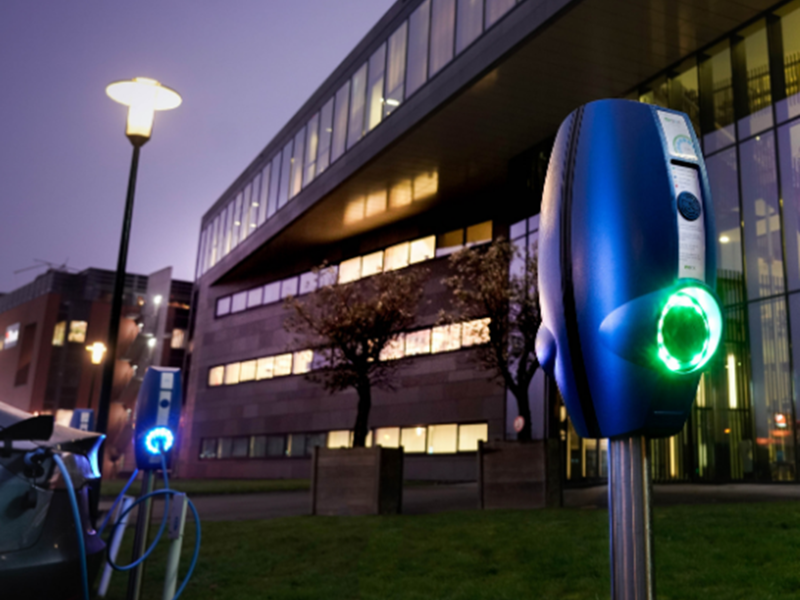 oplossingen-e-mobility-laadkabels-voor-gebouw-avond-1440x1147.jpg