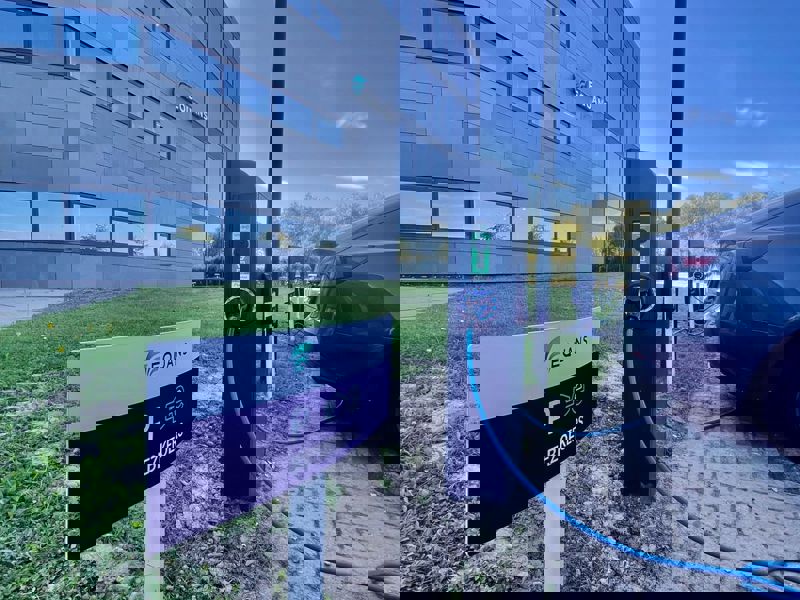 oplossingen-e-mobility-laadpalen-equans-parkeerplaats-auto-1200x1600.jpg