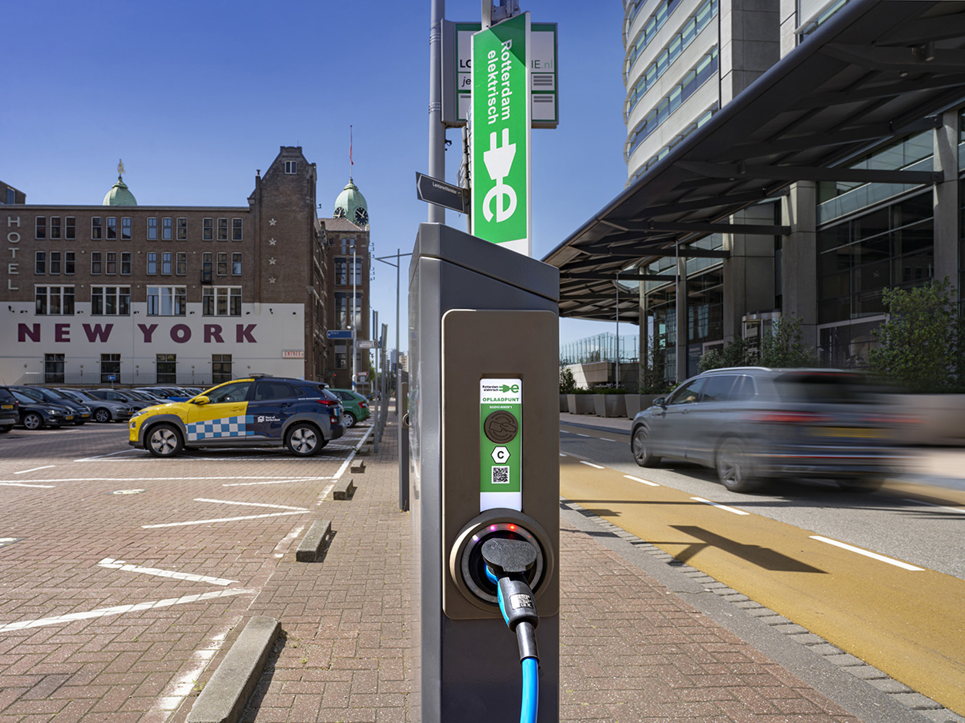 oplossingen-e-mobility-laadpaal-bij-de-weg-rotterdam-1500x1000.jpg