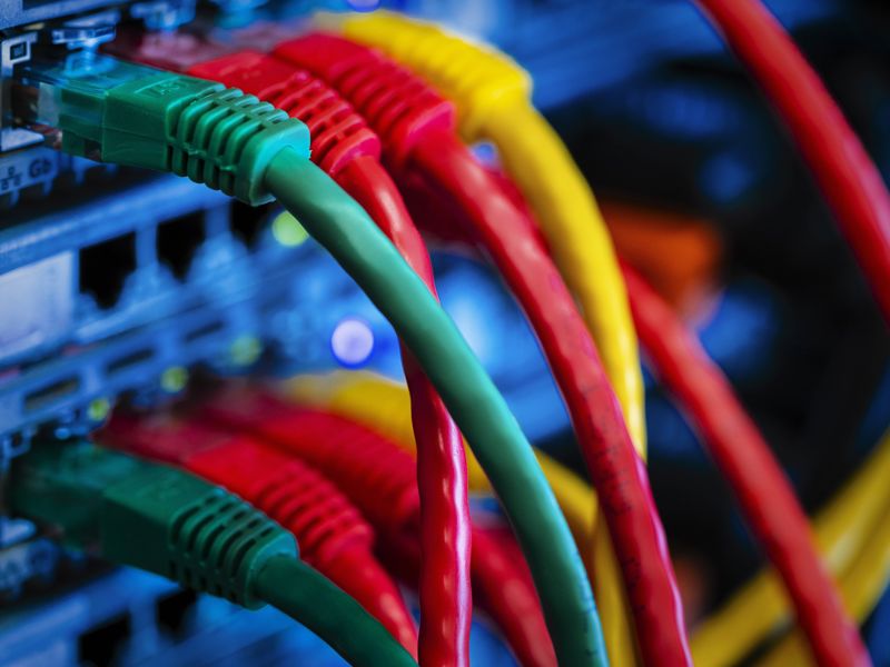 oplossingen-datacenters-close-up-datacenter-maastricht-kabels-kleuren-2000x1334.jpg