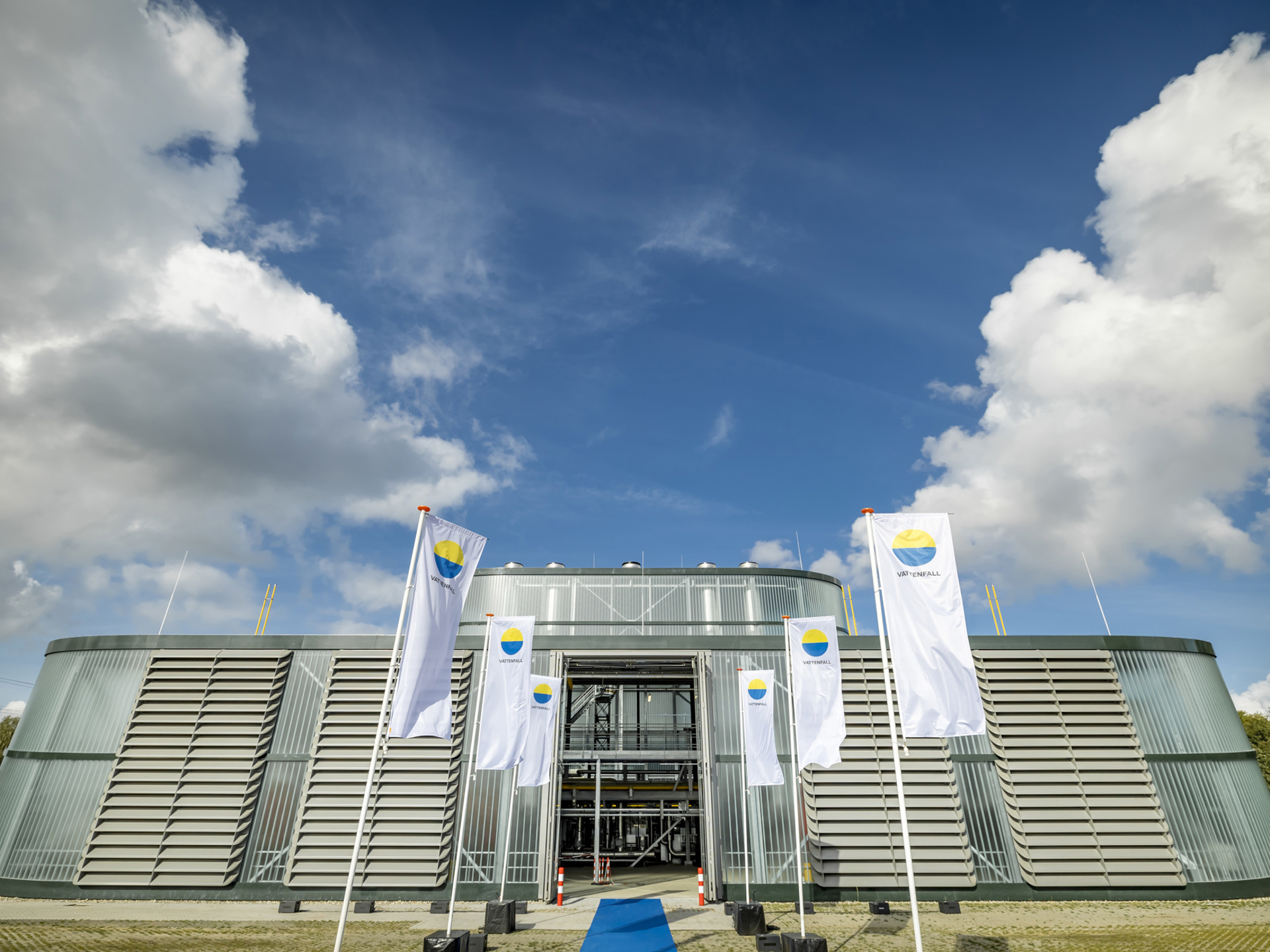 case-vattenfall-voorkant-pand-met-vlaggen-5472x3648.jpg
