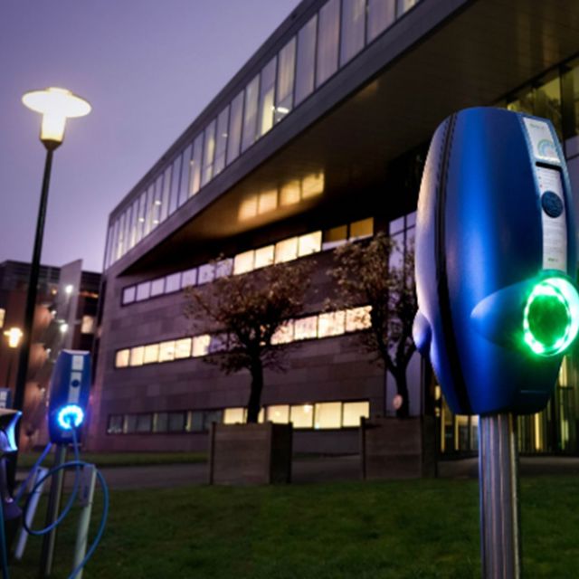 Equans Nl E Mobility Laadkabels Voor Gebouw Avond 0000 001