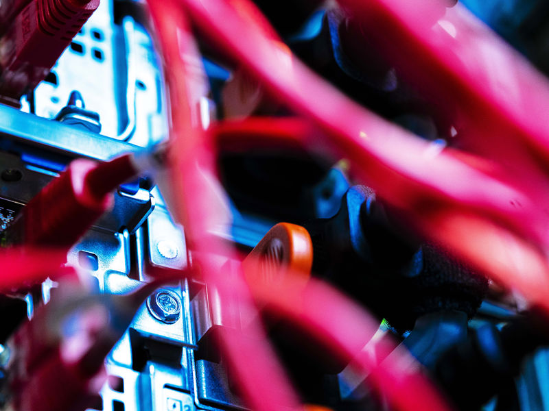 oplossingen-datacenters-rode-kabels-close-up-1909x1273.jpg