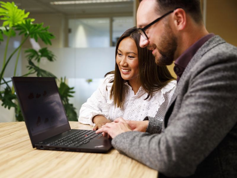over-ons-pers-en-media-man-en-vrouw-achter-laptop-1585x1057.jpg