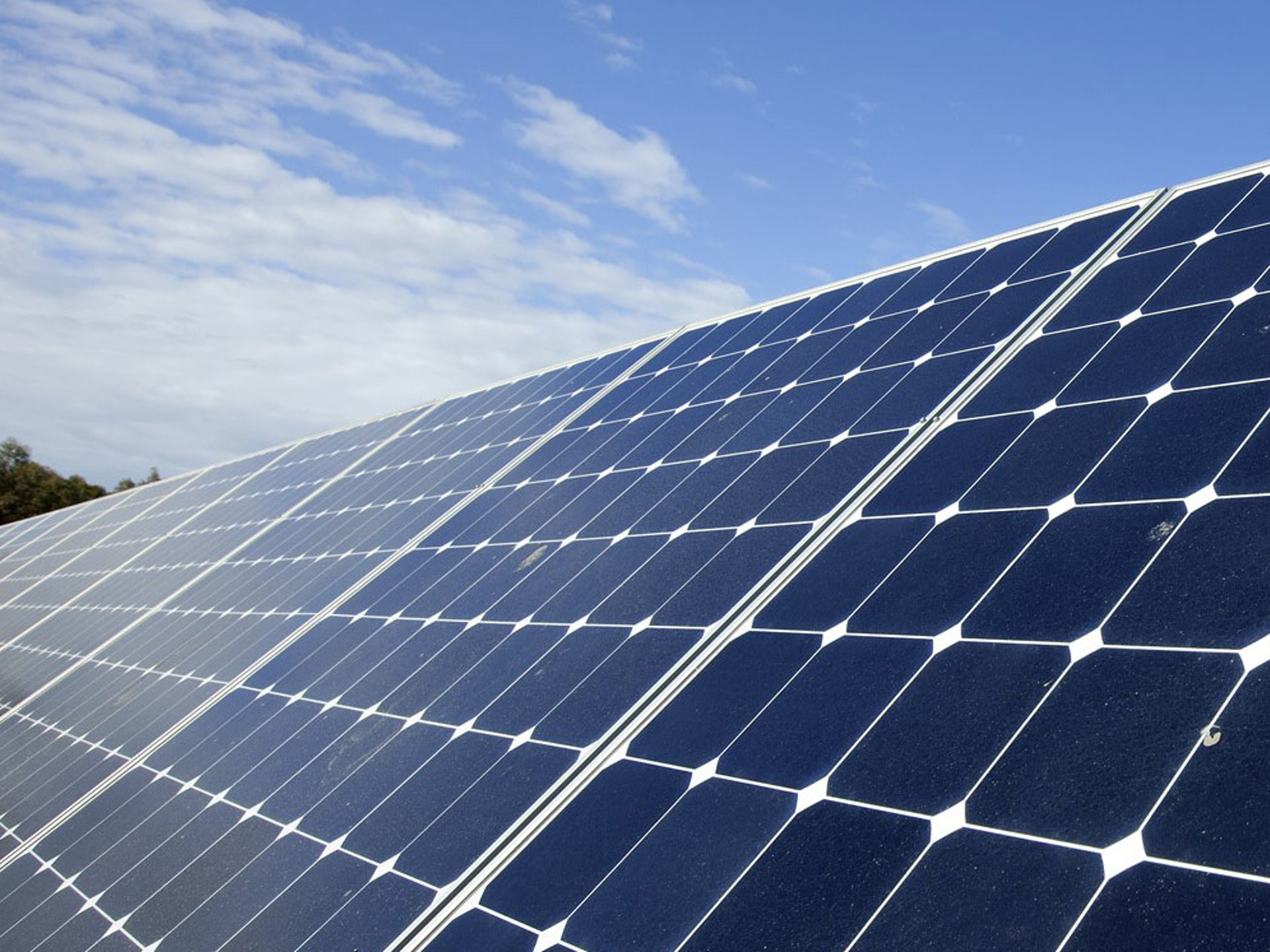 thema-elektrificatie-zonnepanelen-blauwe-lucht-wolken-1121x747.jpg