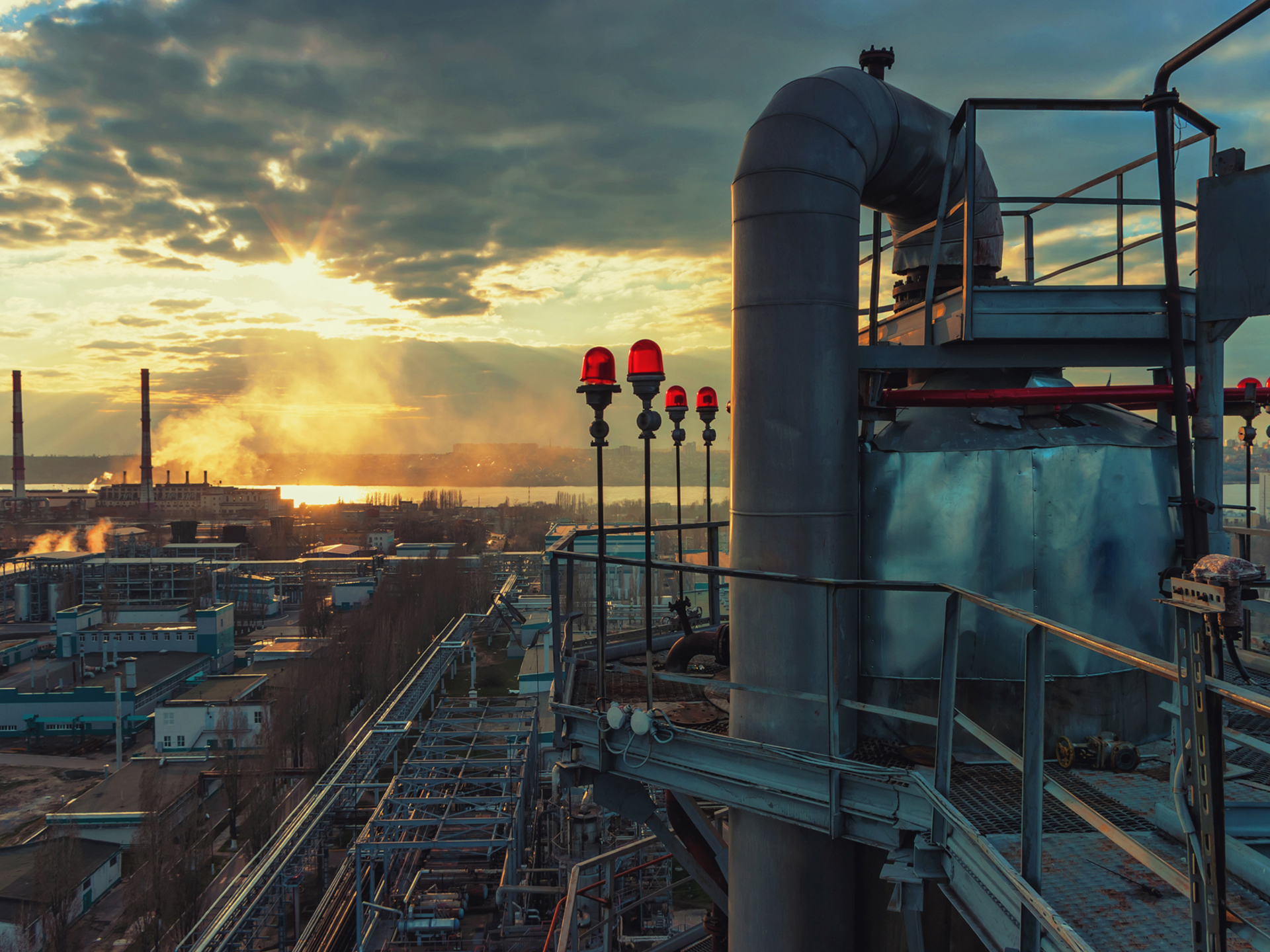 markt-chemie-industrie-terrein-fabriek-met-zon-en-wolken-2850x1887.jpg