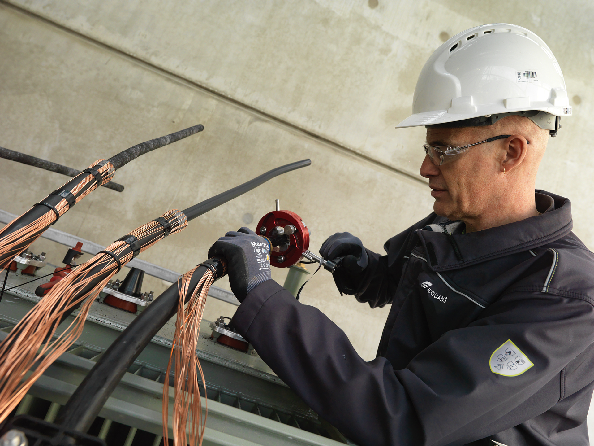 Hoogspannings Monteur Knipt Kabel