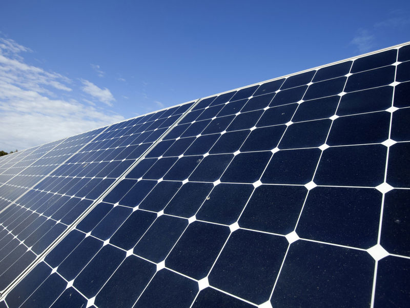 thema-elektrificatie-zonnepanelen-blauwe-lucht-wolken-2000x1333.jpg