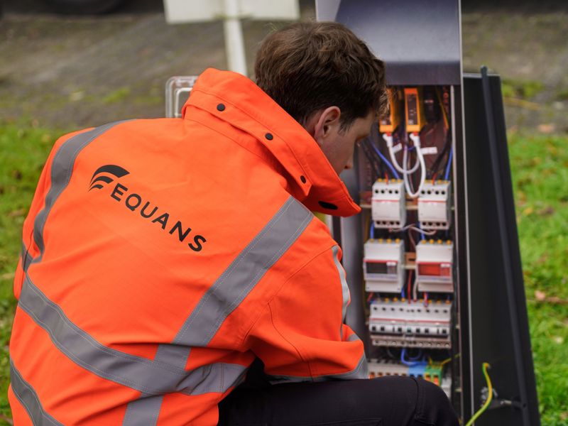 oplossingen-e-mobility-man-oranje-hesje-werkt-aan-laadpaal-dordrecht-2000x1249.jpg