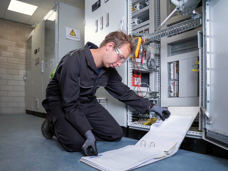 case-enexis-man-dave-schriek-inbedrijfsteller-op-de-grond-bij-installatie-1280x854.jpg