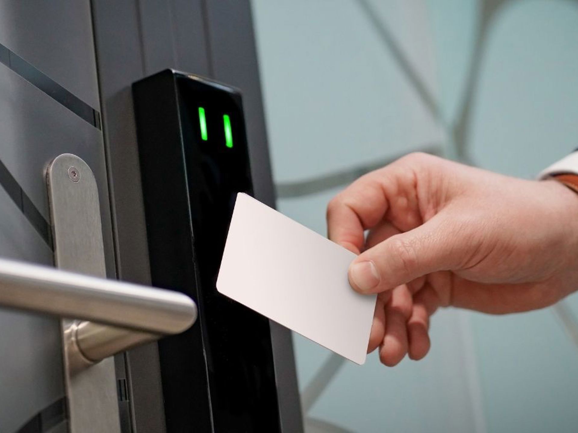 oplossingen-security-hand-met-pas-toegang-deur-1440x680.jpg