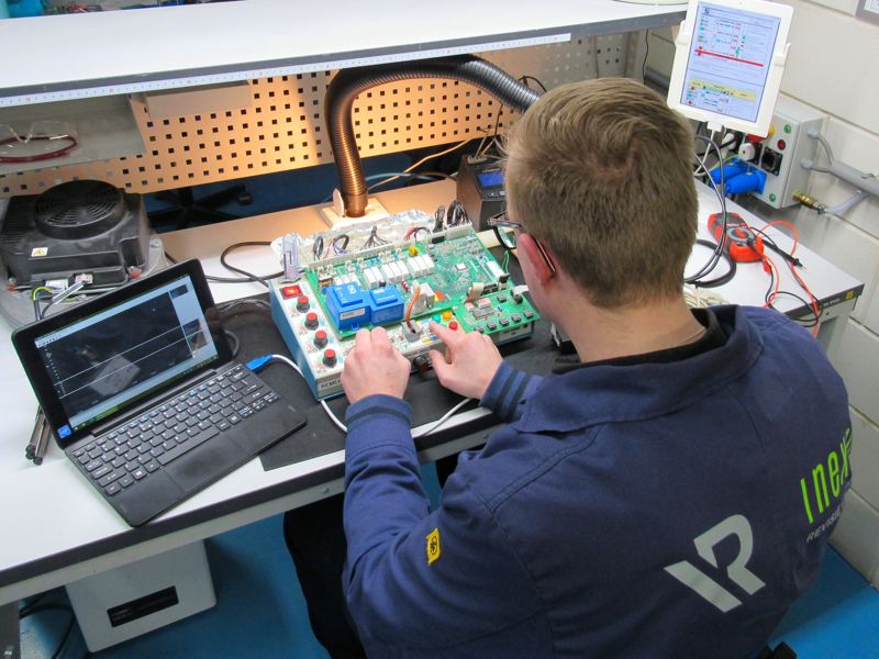 nieuws-circulair-werken-man-werkt-met-laptop-en-elektriciteit-2000x1500.jpg