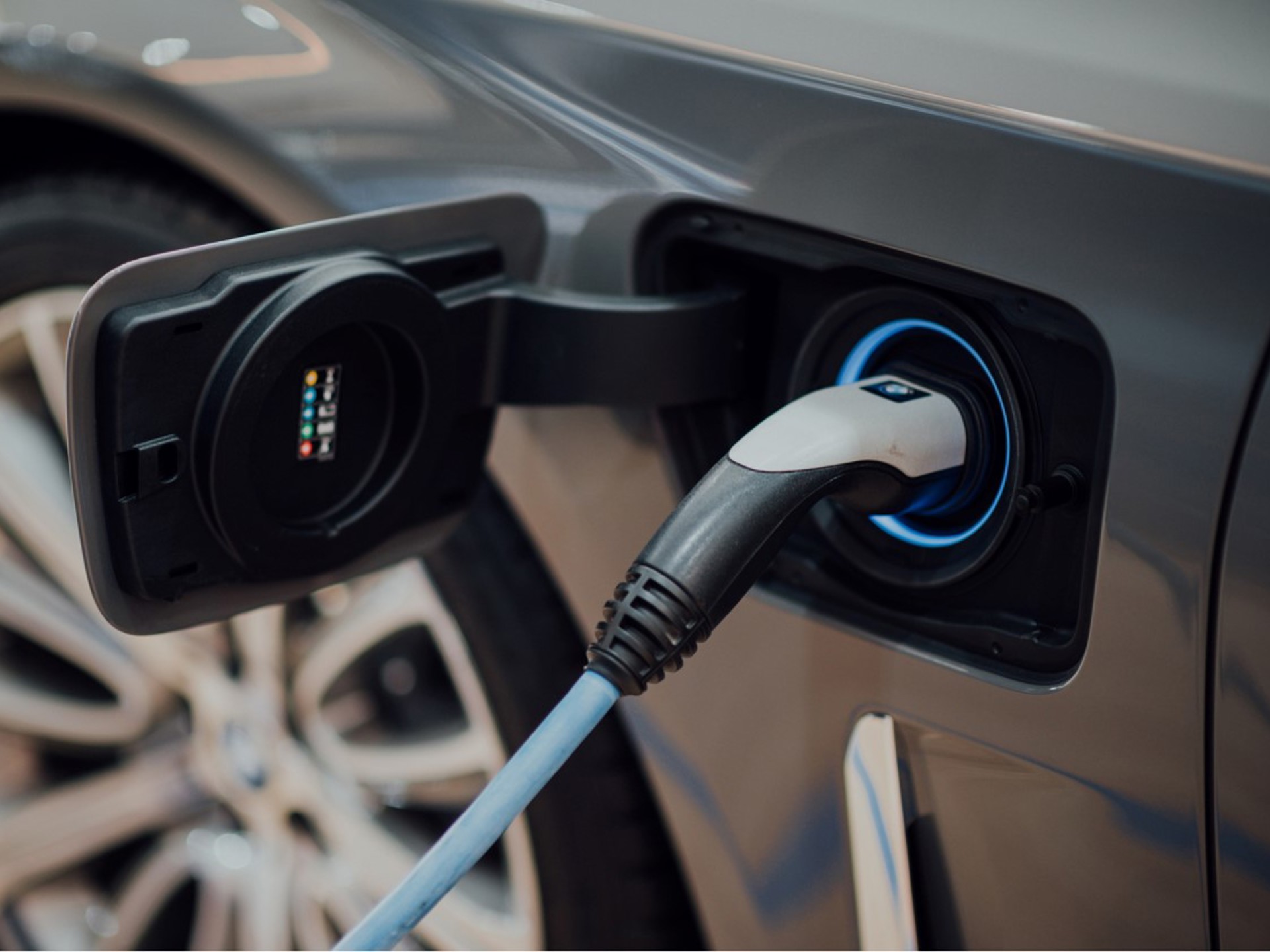 oplossingen-e-mobility-laadkabel-in-auto-close-up-1268x844.jpg