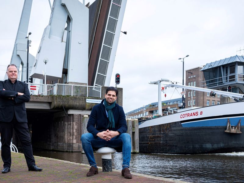 markt-infra-slimme-brug-assistent-twee-mannen-bij-brug-met-boot-1440x765.jpg