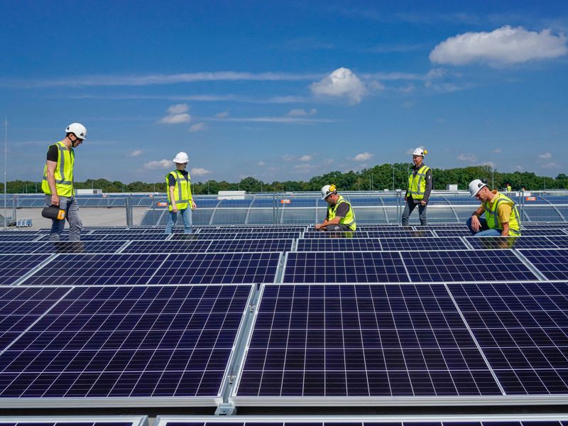 markt-duurzame-energie-en-netten-collegas-zonnepanelen-blauwe-lucht-2000x1195.jpg