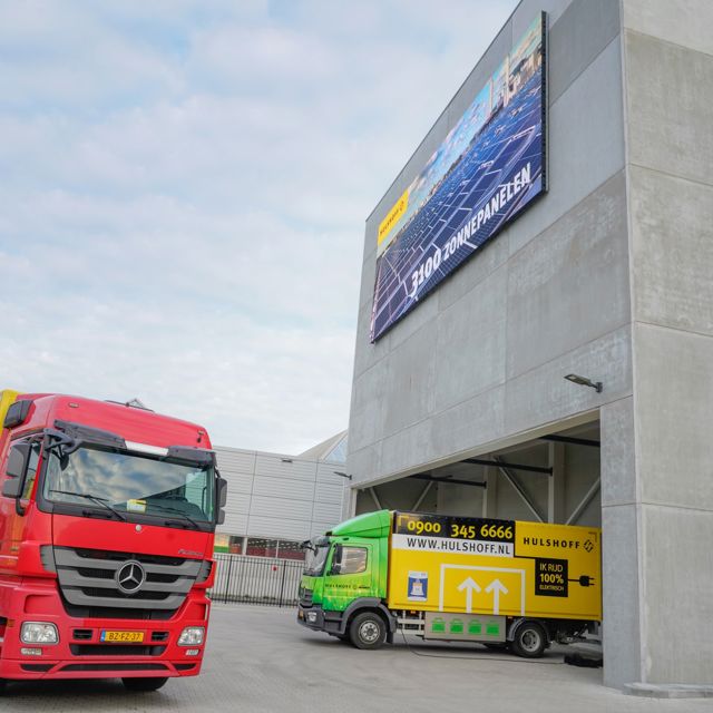 case-hulshoff-twee-vrachtwagens-bij-gebouw-2000x1333.jpg