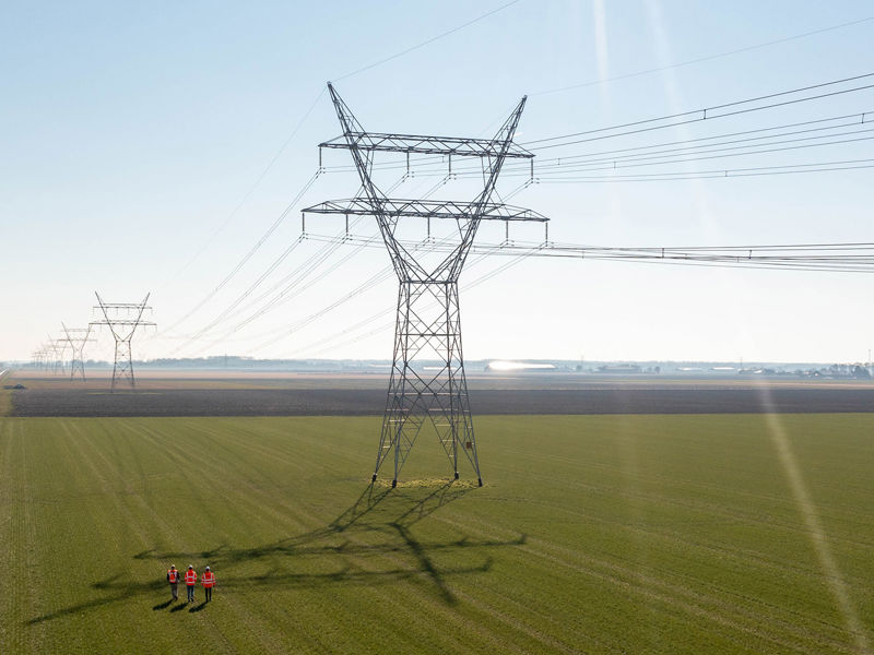 thema-netcongestie-veld-elektriciteitspaal-met-drie-medewerkers-1500x1183.jpg