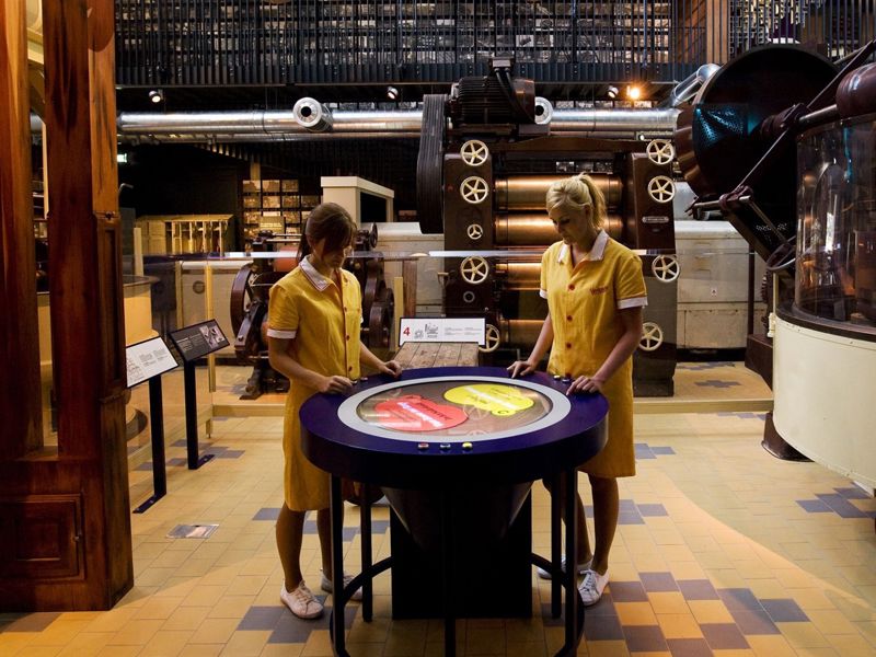 case-verkade-vrouwen-in-fabriek-bij-tafel-1920x1205.jpg