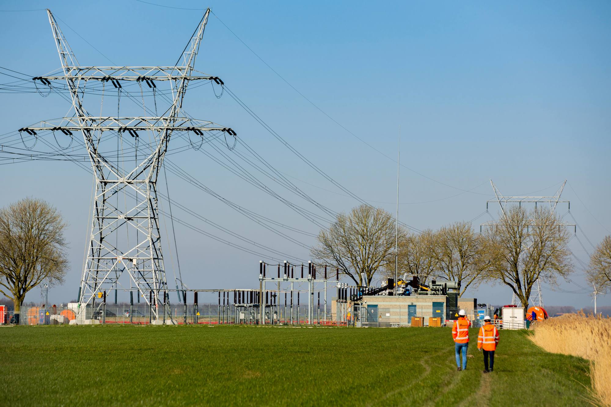 nieuws-oplossing-netcongestie-elektriciteitspaal-medewerkers-in-weiland-2000x1333.jpg