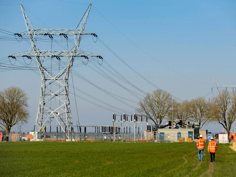 nieuws-oplossing-netcongestie-elektriciteitspaal-medewerkers-in-weiland-2000x1333.jpg